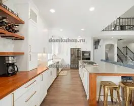 угловая кухня с островом Мария